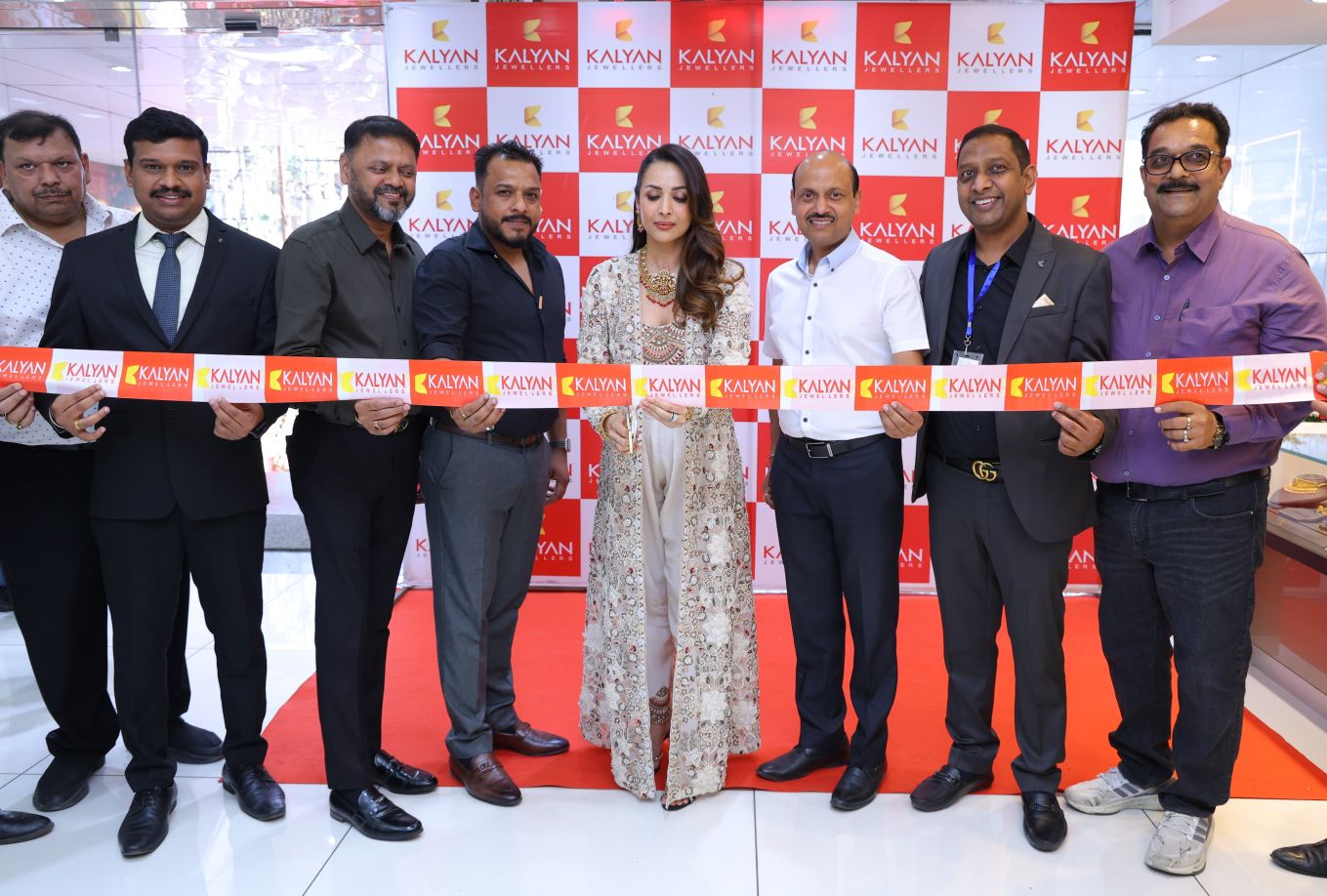 Bollywood star Malaika Arorainaugurated KalyanJewellers’first showroom in Rohtak at Jhang Colony