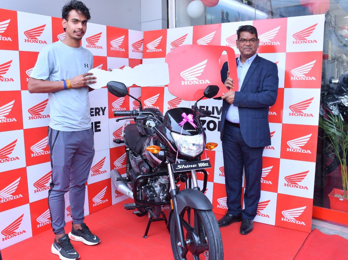 Honda Motorcycle and Scooter India honours Manesar Half Marathon champion with ‘Shine 100’